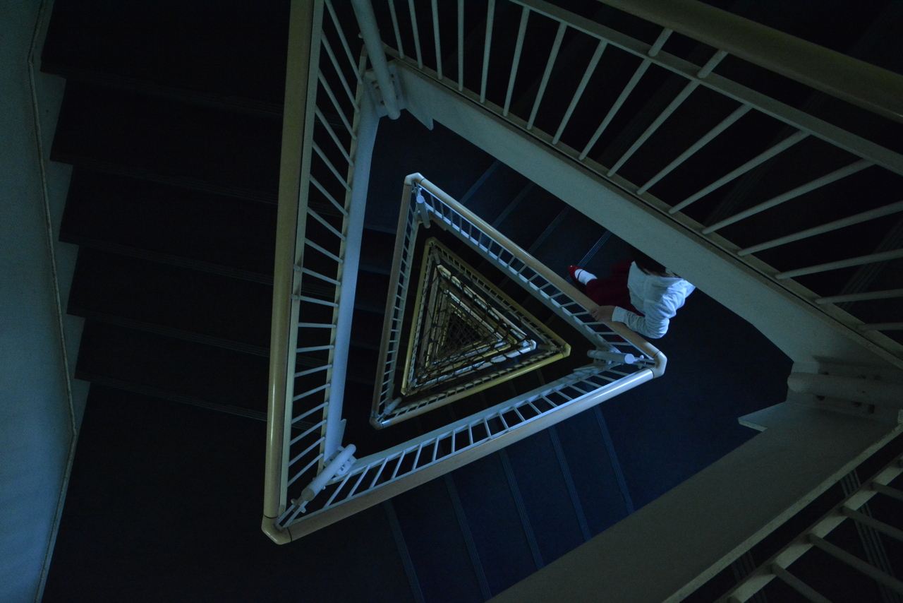 受賞作「少女の願い」は、被写体を造形的に切り取ることで少女の内面を抽象的に表現したカラー3点