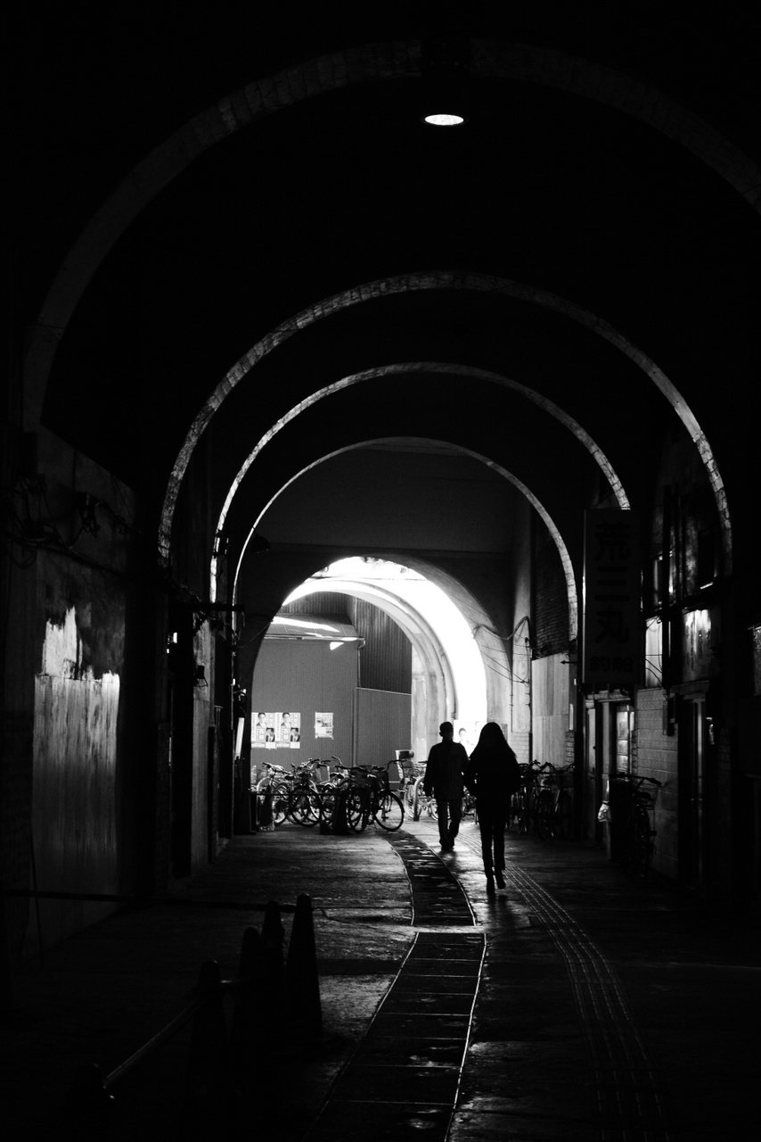 受賞作「ガード下に生きる」は、都市のガード下のシーンをドキュメンタリーチックかつ感覚的に表現したカラー、モノクロ混合3点。