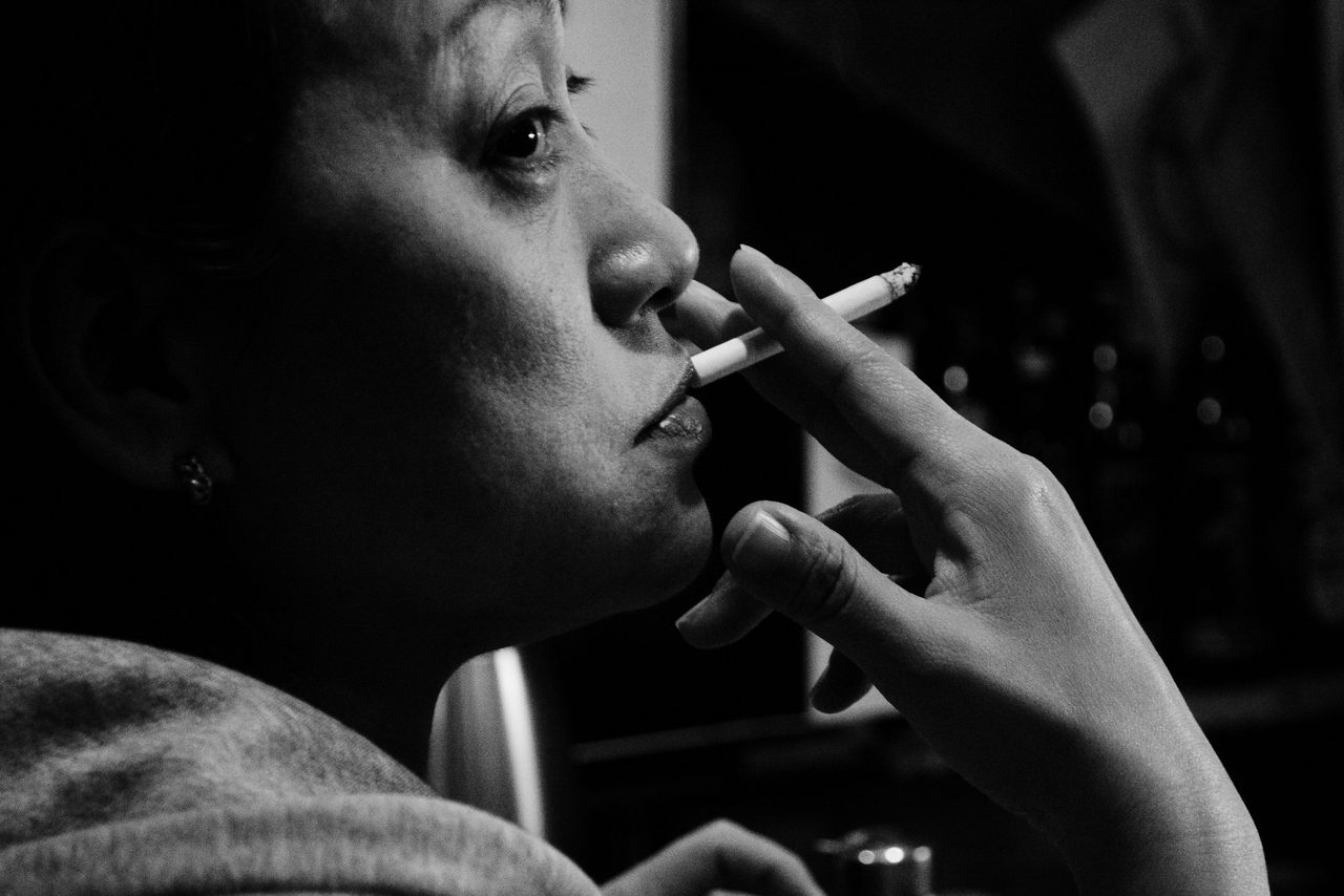 受賞作「ガード下に生きる」は、都市のガード下のシーンをドキュメンタリーチックかつ感覚的に表現したカラー、モノクロ混合3点。