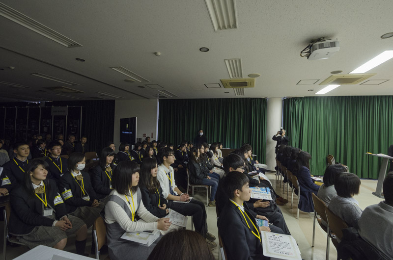 小林さんのお話しに真剣に耳を傾ける高校生たち。