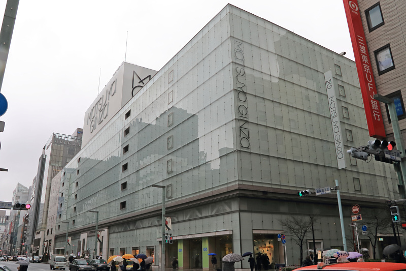 松屋銀座は銀座交差点からほど近いところにある。日曜日は銀座通りが歩行者天国となるので、中古カメラ市をのぞいた後は、購入したカメラやレンズで撮影を楽しんでもよいだろう。