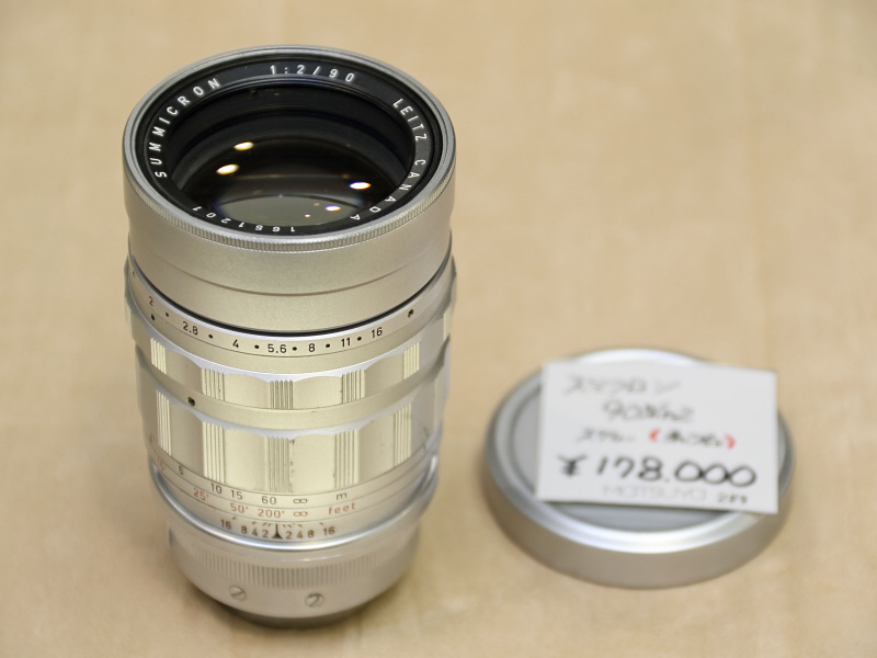<strong class="">ライカSUMMICRON 90mm F2</strong><br class="">本レンズは珍しいLマウントの90mmズミクロン。ヘリコイドのローレット部をはじめ加工精度の高さは他のライカレンズ同様である。もちろんL→Mアダプターを介せば、Mマウントのカメラでも撮影は存分に楽しめる。（アカサカカメラ）