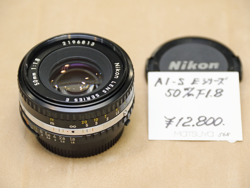 <strong class="">ニコンLENS SERIES E 50mm F1.8</strong><br class="">輸出向けのニコンEM用として製造されたレンズである。筆者の知りうるかぎり国内販売はなかったと記憶する。絞りリングなど同じパンケーキのAiニッコール50mmF1.8と意匠が異なる。最短撮影距離は60cmとやや長め。（アカサカカメラ）