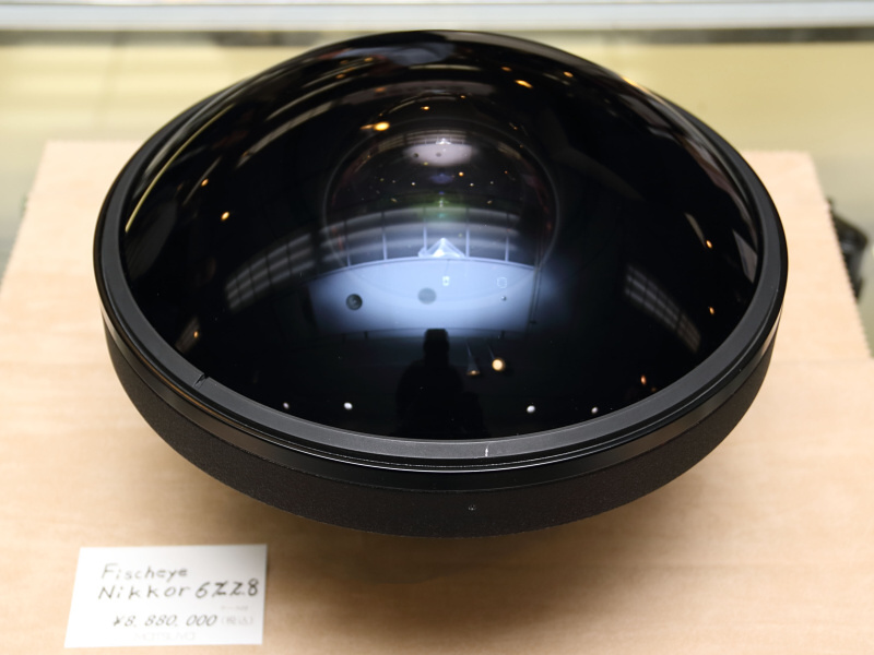 <strong class="">ニコンFisheye Nikkor 6mm F2.8</strong><br class="">今回の中古市で注目の1本。資料などによると1972年頃に受注生産され、画角は220度。鏡筒の直径は236mmで質量は約5.2kgと超弩級のフィッシュアイレンズである。当時の販売価格は60万円だったという。（早田カメラ）