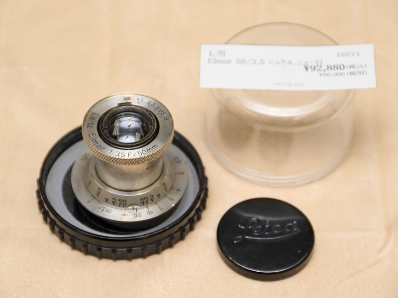 <strong class="">ライカElmar 50mm F3.5ニッケルショート</strong><br class="">エルマーの最初期モデルは、その後のモデルにくらべ全長が短く、ショートエルマーなどと呼ばれる。本レンズもその一本だ。光学系の設計が全長の長いエルマーと異なるため、このような違いが生まれたとのこと。（早田カメラ）