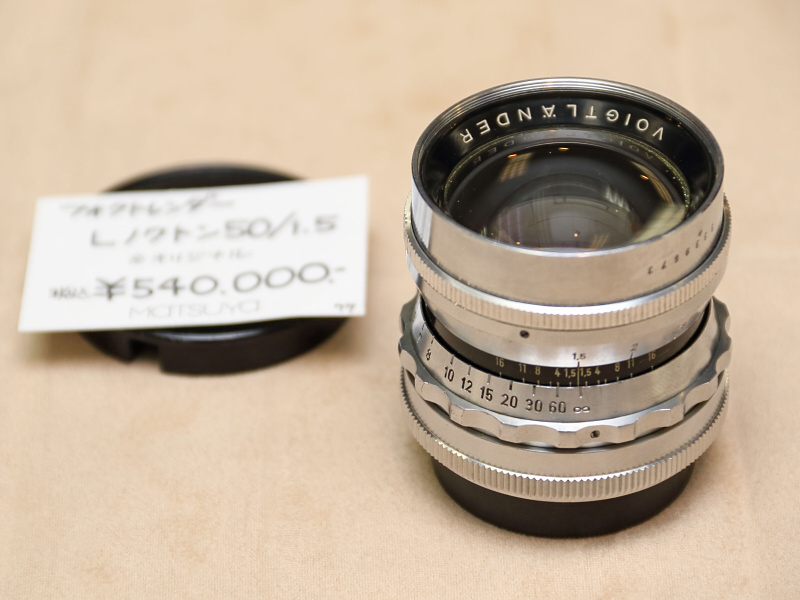 <strong class="">フォクトレンダーNOKTON 50mm F1.5</strong><br class="">いわゆるオリジナル・ノクトンである。製造初年は1951年。名称の由来は、夜を意味する「Nokt」からだ。コシナ製NOKTON 50mm F1.5 AsphericalはMマウントであるのに対し、本家本元はLマウントとしている。（カメラのアルプス堂）