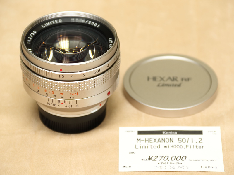 <strong class="">コニカM-HEXANON 50mm F1.2 Limited</strong><br class="">2001年に限定2001本、コニカHEXAR RF Limitedとセットで発売された大口径レンズである。コシナ製NOKTON 50mm F1.1が登場するまで国産Mマウントレンズとして最高の明るさを誇った。写真のアイテムには専用フードなど付属。（フォトベルゼ）