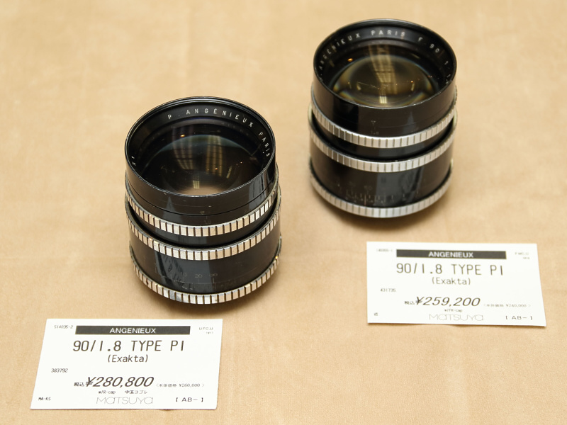 <strong class="">アンジェニュー90mm F1.8 TYPE P1</strong><br class="">フランスのアンジェニュー社から1950年代にリリースされたExaktaマウントの中望遠レンズ。光学系は4群5枚のエルノスタータイプを採用する。開放値での描写は、フレアがハイライトにかかり同社らしい美しいものである。（フォトベルゼ）