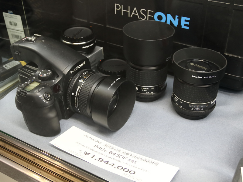 <strong class="">フェーズワンP40+645DF</strong><br class="">デジタルバックと中判一眼レフ、そして交換レンズの組み合わせ。買ったその日から撮影が楽しめそうである。デジタルバックは扱いが難しいように思えるが、基本的にはデジタル一眼レフやミラーレスとほとんど変わることがない。（ナショナルフォート）