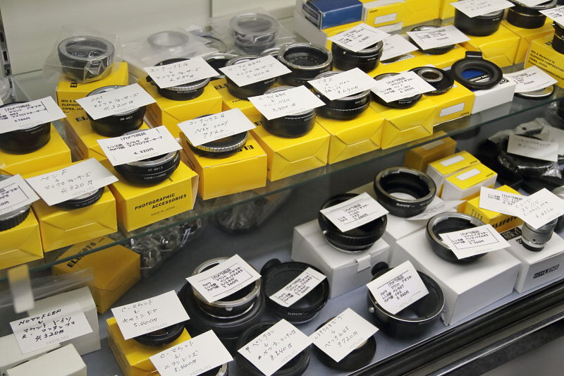 マウントアダプターを取り扱うエレフォトも今回出店していた。中古市でレンズを手に入れ、さらにここでマウントアダプターを購入して、銀座の街に繰り出すのもありだ。（エレフォト）