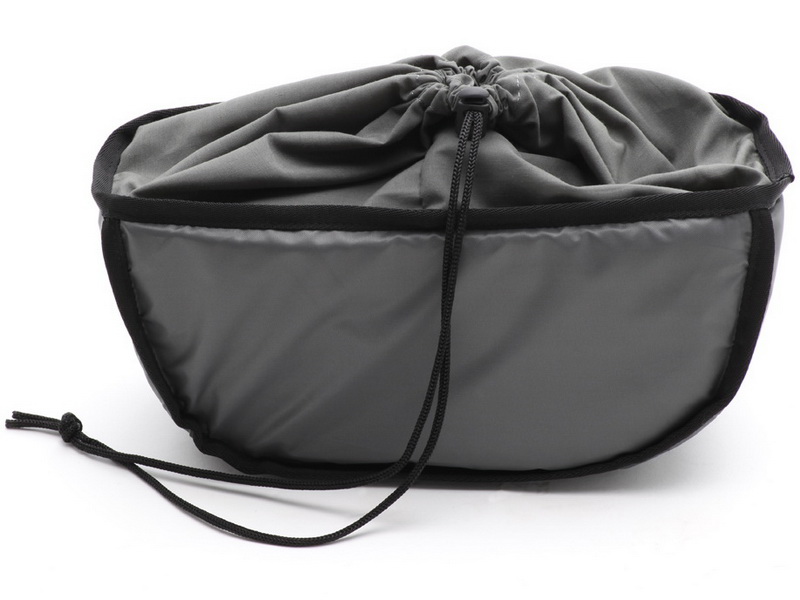 開口部を絞って閉じたところ