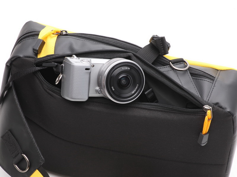 サイドジッパーからメイン収納部にアクセスできる