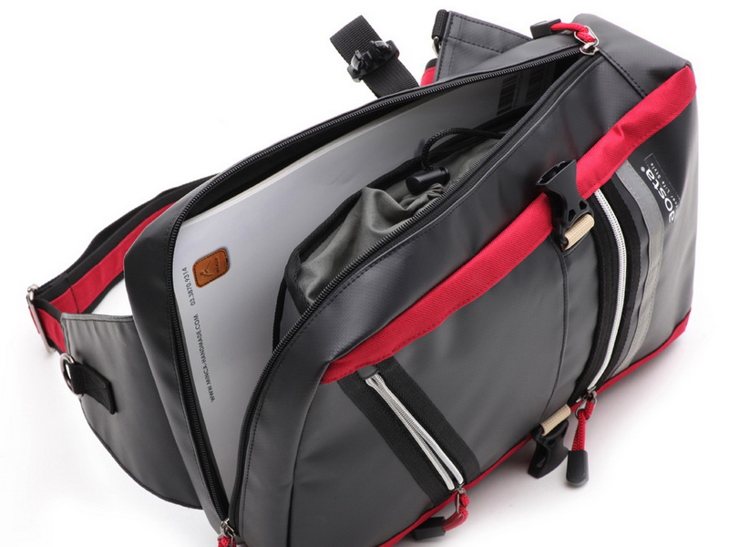 メッセンジャーバッグと同じくA4サイズの書類などが入る