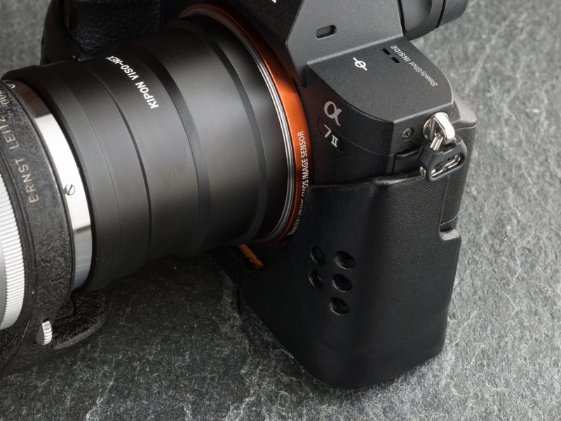 厚手のヘビーレザーを使っており、耐久性に加え、質感の面でも存在感がある