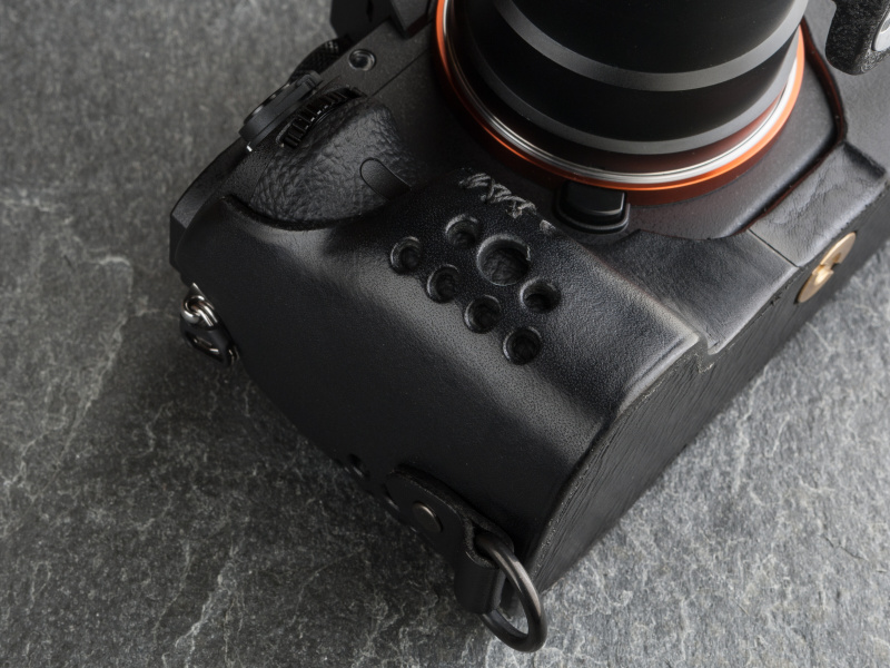 グリップ部はディンプルスタイルになっている。ストラップ用のDリングも搭載する