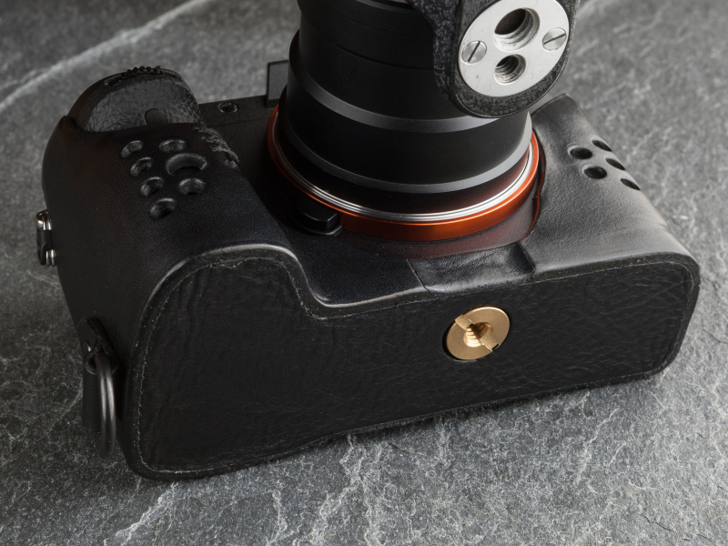 底面は付属のネジで固定する。三脚穴付きのネジで実用性を妨げない仕様だ