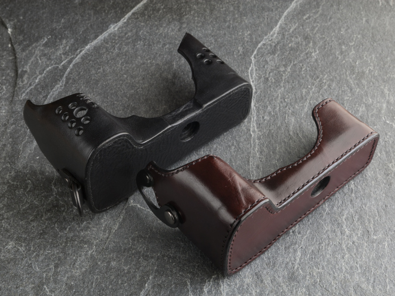 ブライドルレザーケースは税込2万2,680円。深みと品のある光沢が魅力だ