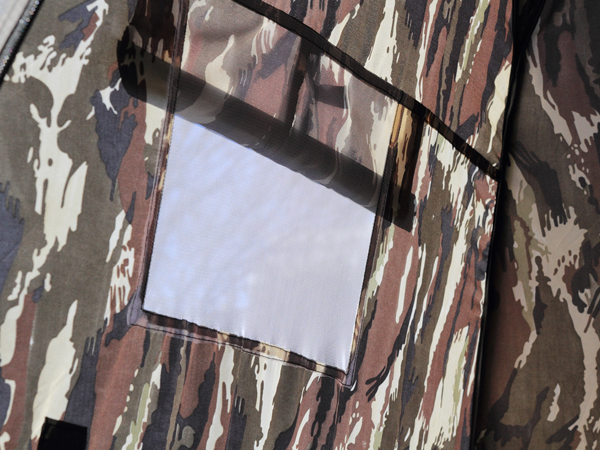 メッシュ窓を備える