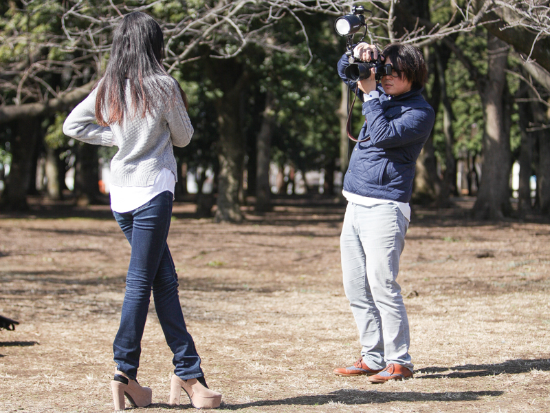 カメラに装着すれば、クリップオンストロボに近い感覚で使える。