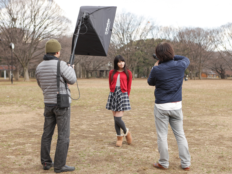 ライトシェーピングツールもコンパクトなので、B2 250 AirTTLの相性が良い。写真はポールを使ってソフトボックス付きのB2 250 AirTTLを上から発光させているところ。