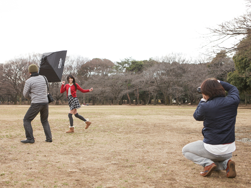 完全ワイヤレスで小形軽量なため、発光部とジェネレーターを持ったアシスタントがモデルと一緒に走るといった撮影も可能