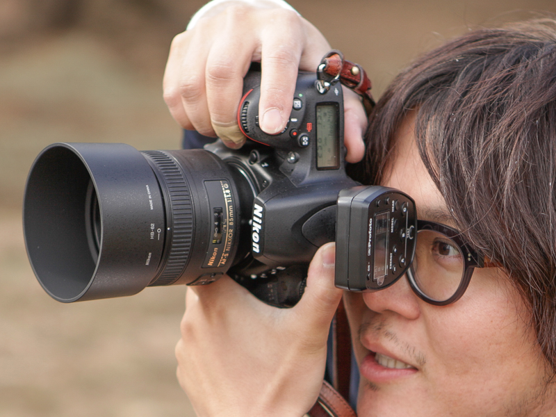 ホットシューにAir Remote TTL-Nを装着。これでB2 250 AirTTLと通信できる。TTL機能も利用可能だ。