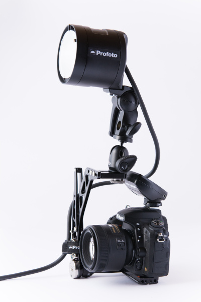 ブラケットを使ってヘッドをカメラに装着。純正品にブラケットは用意されていないので、クリップオンストロボ用のものを使うと良いだろう。