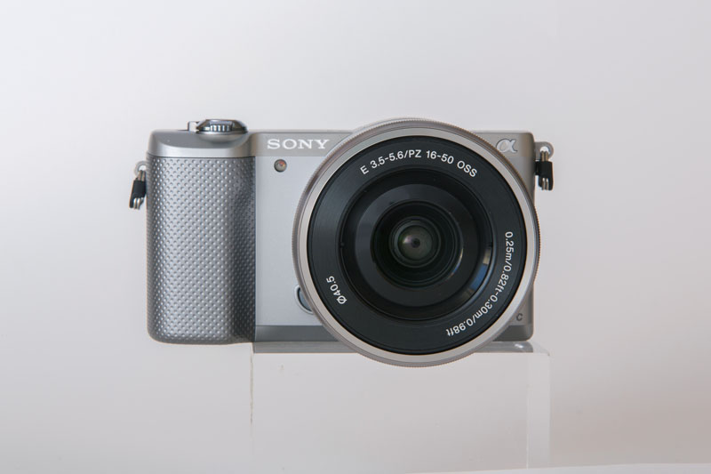 斜め前方45度くらいの位置からライトを直接当てている状態です。この時点ではトレーシングペーパーをつけていないので、レンズに室内が映り込んでいます