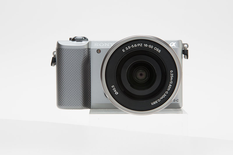 全体のライティングが決まったら、レンズの映り込みを確認します。ここでは床面からレンズの下まで、白い紙をアールにして映り込ませています