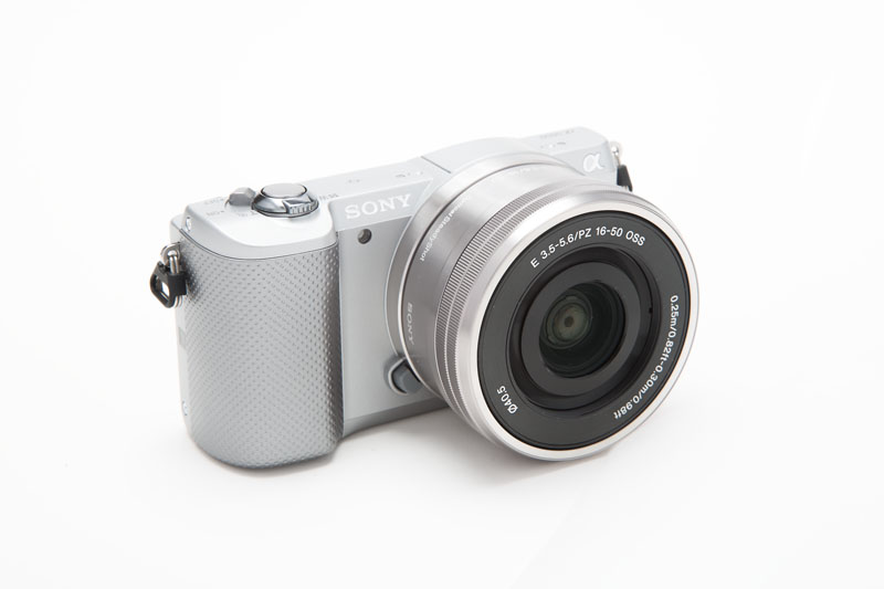 レンズの映り込みを修正しました。レンズだけでなく、カメラの前面も明るくなっているのがわかるはずです。それぞれの面の明るさを変え、形状が明確になりました