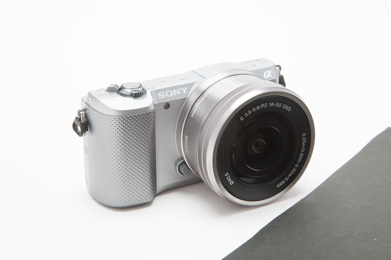 レンズに黒い紙を映し込むとカメラボディの前面も暗くなってしまいます。黒い紙を使う場合は、レフ板で明るくなるように調整しましょう