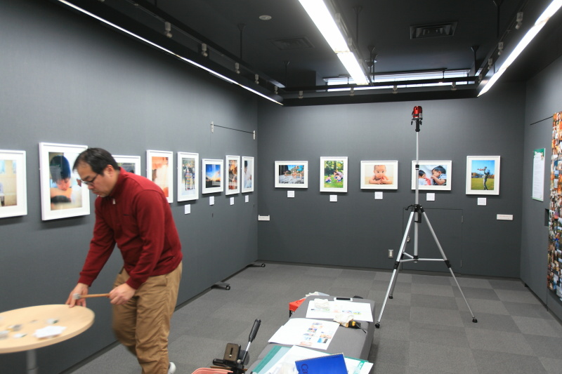 準備の様子。レーザーで水平線を表示すると簡単に設置できるそう。