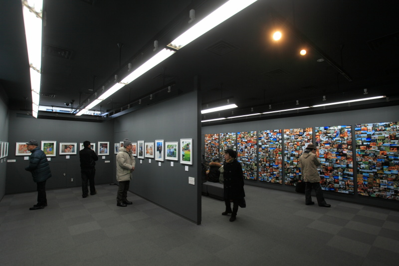 写真展会場の様子。たくさんの来場者に恵まれました。