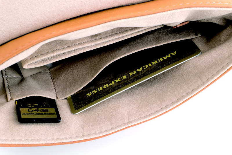 内側にはSDカードや交換バッテリーなどの小物が入るポケットも。