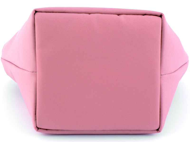 底が正方形になっているので、見た目以上に収納できます。また、ストラップは取り外し可能です。