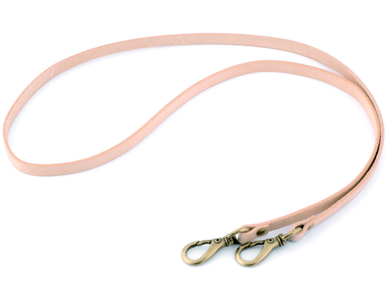 底が正方形になっているので、見た目以上に収納できます。また、ストラップは取り外し可能です。