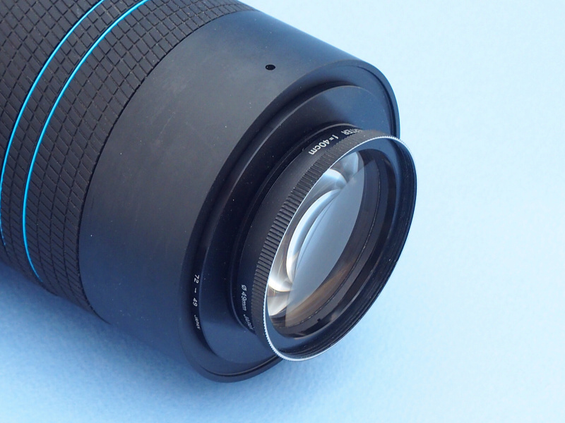 1つめのマクロコンバージョンレンズ「OLYMPUS A-MACRO H.Q CONVERTER f=40cm」は、もともとオリンパスのフィルム一眼レフ「Lシリーズ」専用品で、中古で購入したものだ。LYTRO ILLUMに装着すると広角側ではけられるが、望遠端250mにするとほどよいワーキングディスタンスで、マクロ撮影を楽しめる