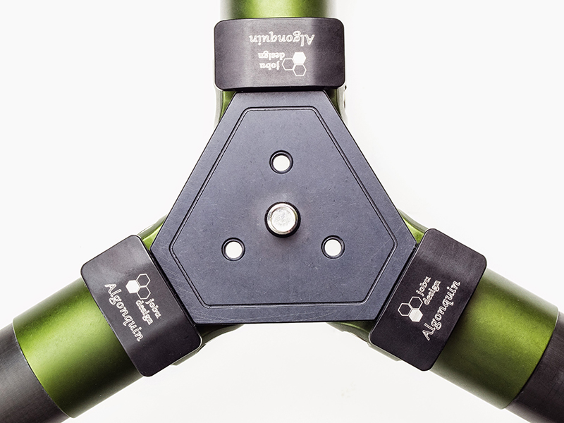 三脚ネジとは別に用意された雲台ロックネジ