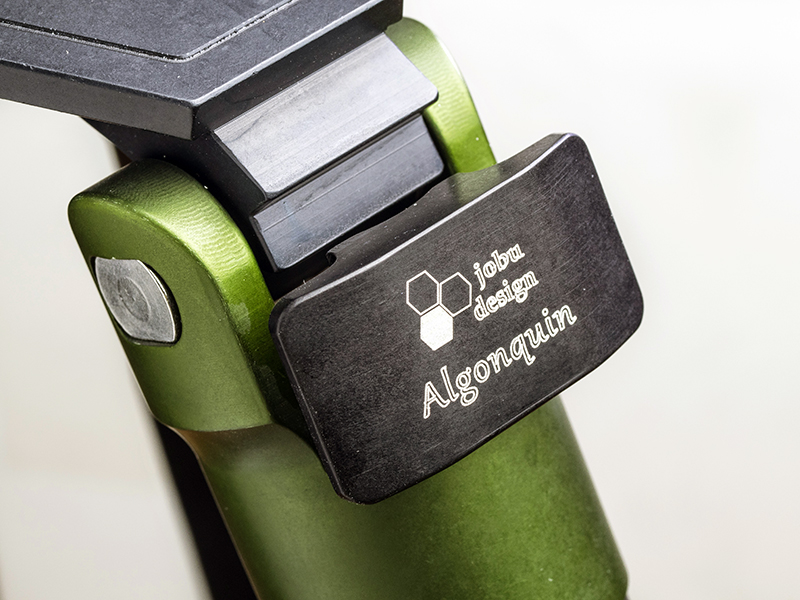 脚部の開き角は3段階で固定