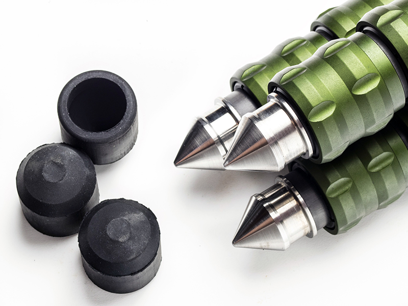 脚末端にはステンレススチール製の石突を装備