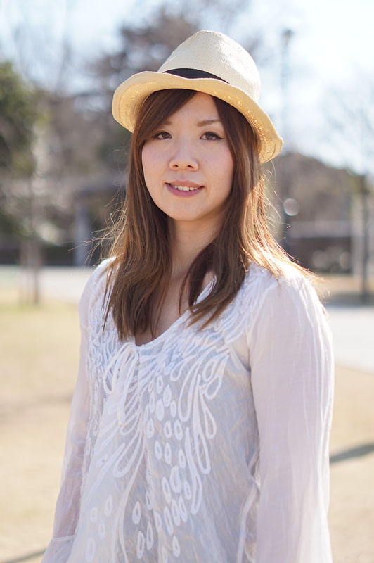 75mmレンズを使って、F1.8の絞りで背景を大きくぼかしました。背景をぼかすことで、主役である人物が際立つようになります