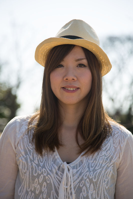 逆光で撮影をすると、顔が暗く写ってしまうことがあります。これが人物撮影において、逆光はNGと思われている要因です