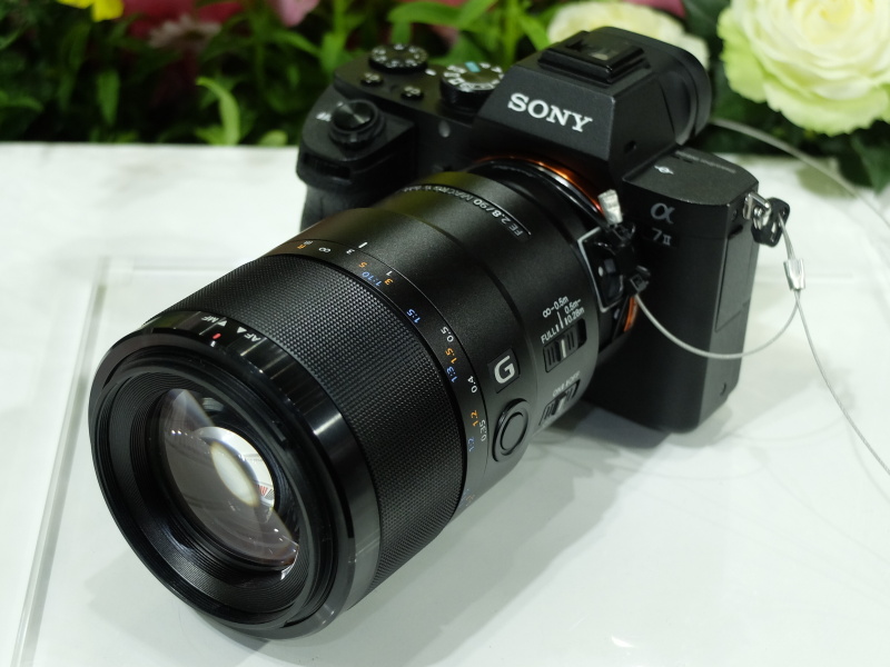 FE 90mm F2.8 Macro G OSS（写真はCP+2015のソニーブースより）