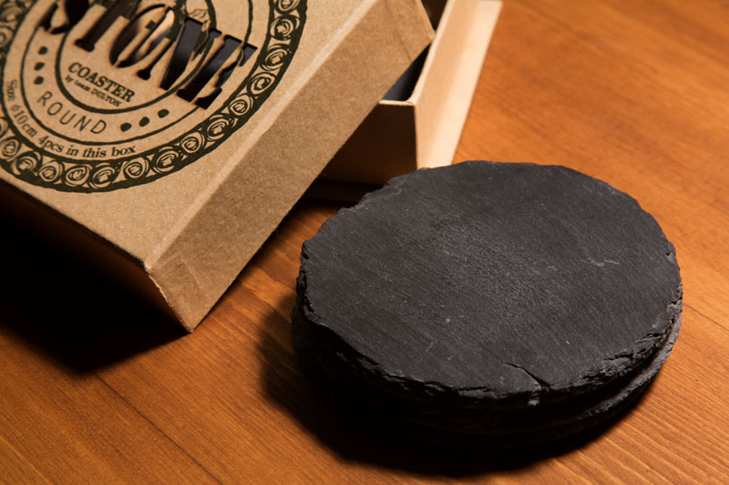 <b class="">×イマイチな例</b>…トップからの光が全体に回っているため、シックな雰囲気が出せていません。光を黒いボードでカットするなどの工夫が必要です