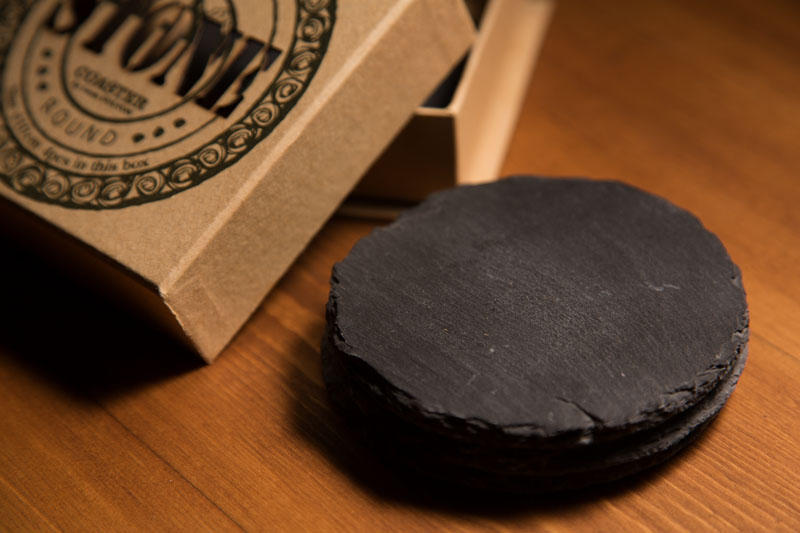 光が回りすぎないように、ストロボに細かい目のグリッドをつけ、トレーシングペーパーでディフューズしています。最終的にはレフ板を使い、サイド面を明るくしています