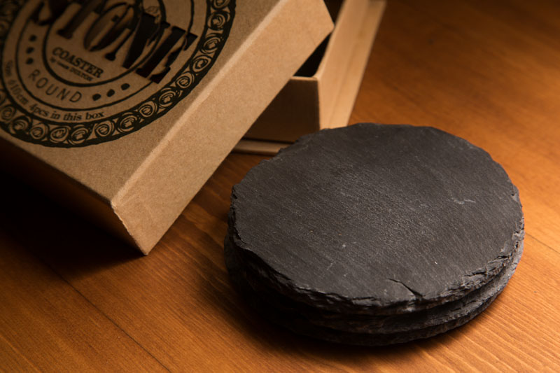 ライトの前で黒いボードで光をカットし、背景を暗く落としました。カットをする黒ボードの角度によって暗くなる角度も変わります。好みのバランスになるよう微調整しましょう