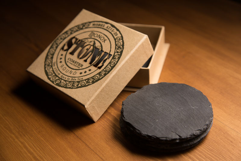 ライトの奥側を黒ボードで斜めにカットしました。簡単に背景を暗くすることができます