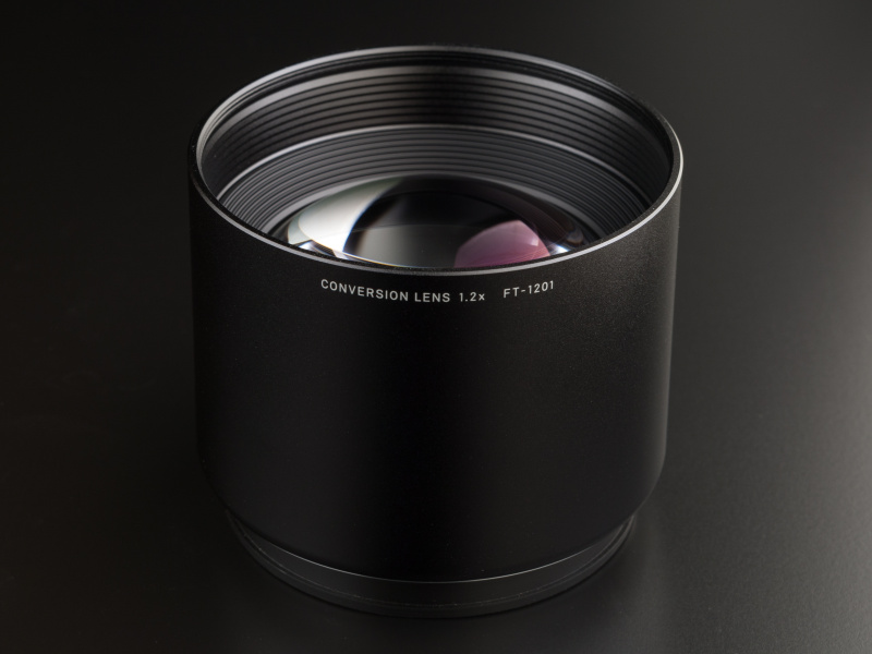 焦点距離が1.2倍になるテレコンを用意する。35mm判換算75mmが90mm相当となる