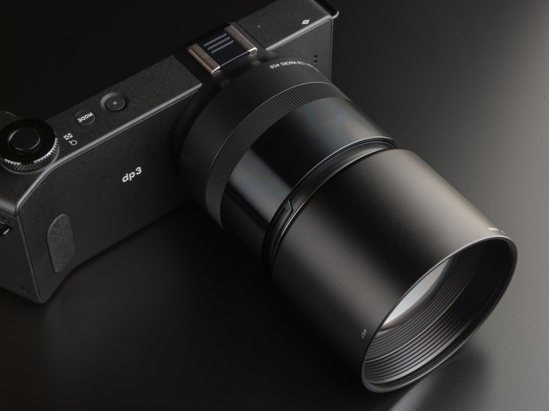 取り付けはねじ込み式だ。レンズの先端にねじ込んで取り付ける