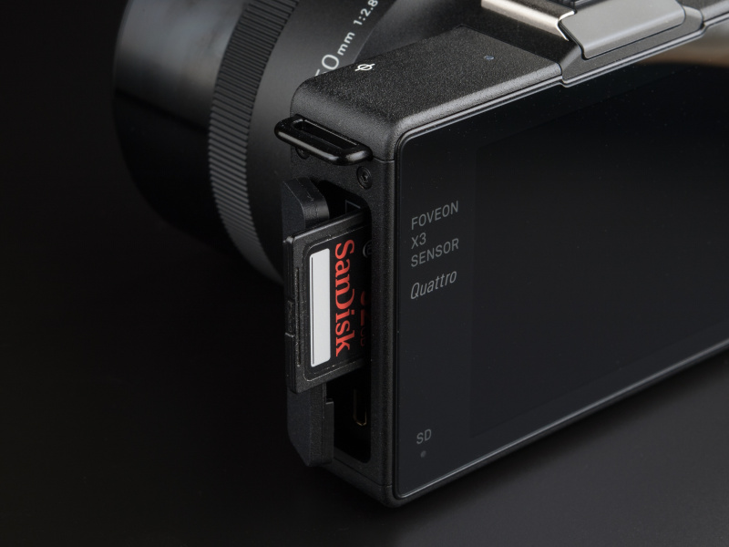 側面の樹脂カバーを開けるとSDカードを挿入できる。開閉にちょっと手間取るのがストレスか